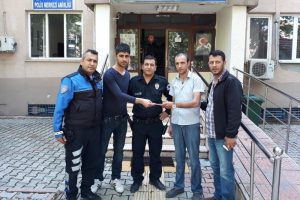 ATM'de bulduğu parayı polise teslim etti