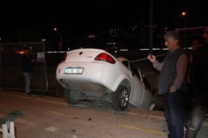 Savrulan otomobil tren yoluna girdi