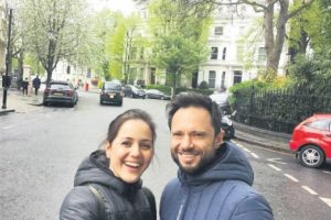 Özgün, eşiyle Londra sokaklarında