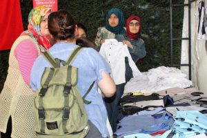 Bursa'da yardımsever kadınlar bin çocuğa bayram sevincini erken yaşattı