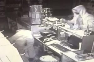 4 iş yerine giren hırsızlar kamerada