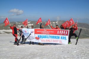 Mayıs ayında kayak keyfi yapıyorlar!