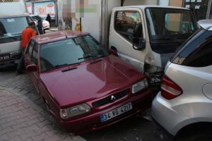 Freni boşalan kamyonet 4 araca çarptı