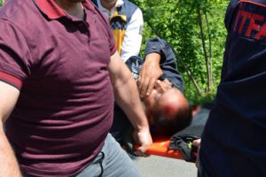 Arap turistlerin bulunduğu otomobil bahçeye uçtu!