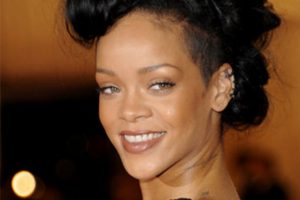 Rihanna şimdi de buna el attı
