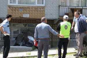 El frenini çekmeyi unutan sürücü kaza yaptı!