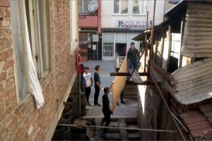 Bursa'da ihtiyaç sahibi ailenin evini tamir ettiler