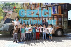 Gezici kütüphane okullarda öğrencilerle buluşuyor