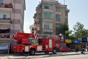 Balkonda mahsur kalan kadın ve çocukları kurtarıldı