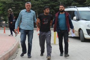 Firarı sevgili tavukların içerisinde yakalandı