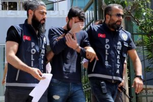 Cinayet şüphelisini deri şapka ele verdi