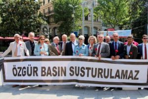Abdi İpekçi anıtı önünde beyaz güvercinler uçurdular