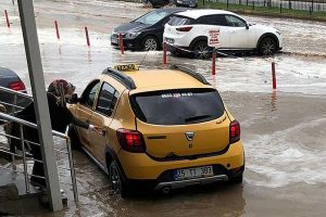 Yemek yedikleri lokantada mahsur kaldılar