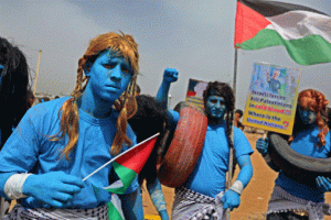 'Avatar' gibi maviye boyanıp İsrail'i protesto ettiler!