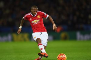 Fenerbahçe, Ashley Young için temasta!