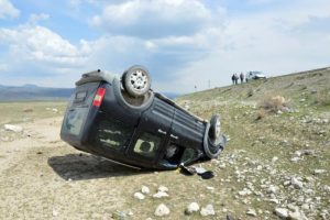 Araç şarampole devrildi: 3'ü çocuk, 5 yaralı