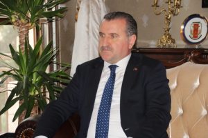 Milli güreşçileri tebrik etti
