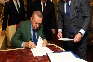 Cumhur İttifakı protokolünü uçakta imzaladı