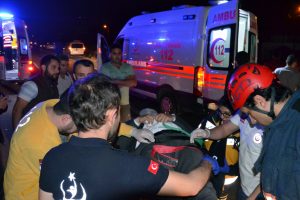 Yolcu otobüsü ile otomobil çarpıştı: 3 yaralı