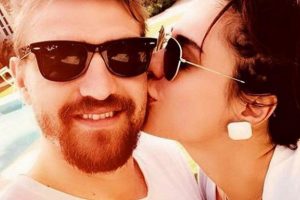 Caner Erkin'den öpücüklü poz