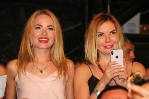Rus şarkıcı izdiham yarattı!