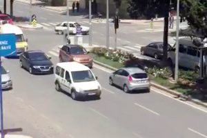 Ters yönde giden otomobil trafiği tehlikeye düşürdü