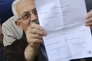 Seçmenler cumhurbaşkanı adayı için ilçe seçim kurullarında