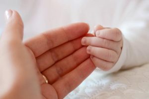 Yaşamın ilk döneminde annesiz kalmak yetişkin beynini etkiliyor