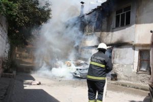 Otomobilde çıkan yangın evlere sıçradı