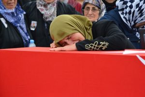 Şehit annesi teröristlere lanet yağdırdı