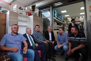 Başbakan Yıldırım'dan Ulus esnafına ziyaret