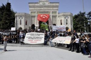 İstanbul Üniversitesi'nde bölünme protestosu