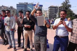 Taksim Meydanı'nda horon; turistler ilgiyle izledi