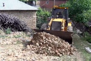 Heyelan nedeniyle köyün içi taş doldu