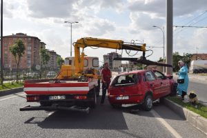 Beton mikseri otomobile çarptı: 3 yaralı