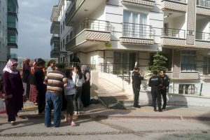 Kan donduran olay! Annesini bıçaklayıp bebeğini balkondan attı