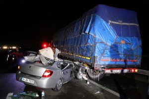 Kaza yapan otomobilden kaçarken tıra çarptı: 3 yaralı
