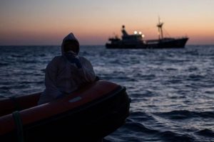 Libya açıklarında 80 kaçak göçmen kurtarıldı
