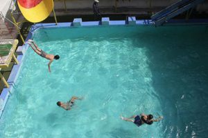 Bakkalı eczaneye, bilardo salonunu aquaparka dönüştürmüşler!