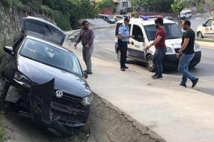 Trafikte sıkıştırılan araç su kanalına uçtu!