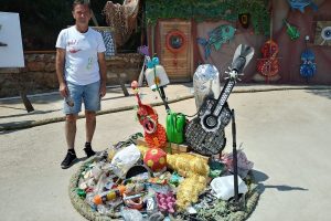 Sahile vuranlarla sanat eseri yarattı