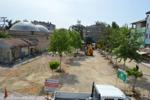 Bursa Yenişehir'de belediye meydanı bayrama hazır