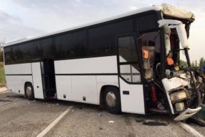Tur otobüsü, park halindeki TIR'a çarptı
