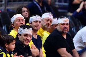 Fenerbahçe taraftarlarından 'Sargı bezi' göndermesi