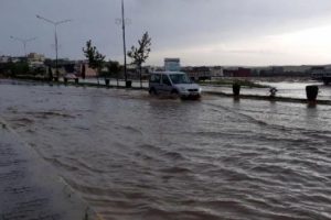 Diyarbakır-Mardin karayolu sağanakla su altında kaldı