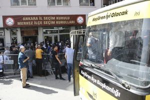 İmza için seçim kurullarına akın ettiler!