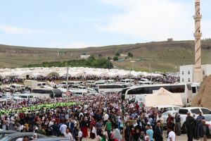 Binlerce kişi şeyhe akın etti