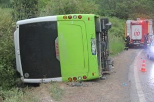 Kontrolden çıkan özel halk otobüsü devrildi: 1 yaralı