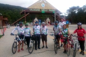 Bursa'da görme engelli bisikletçiler Uludağ'a pedalladı