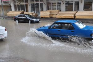 Kars'ta sağanak yağmur caddeleri göle çevirdi